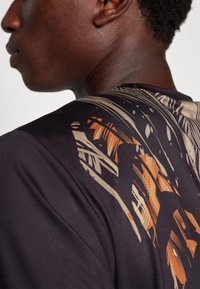 Venum TIGER DRY TECH - Sportiniai marškinėliai trumpomis rankovėmis - black/neo orange