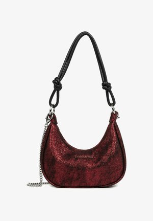 Rode glinsterende handtas in de vorm van een halve maan met een zwarte geknoopte schouderriem en zilveren kettingdetail.
