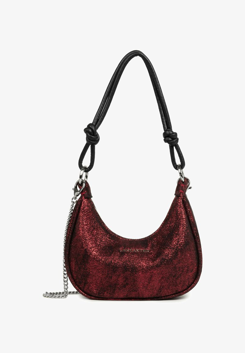 Sac à main en forme de croissant orné de paillettes rouges, avec une bandoulière noire nouée et un détail de chaîne argentée.