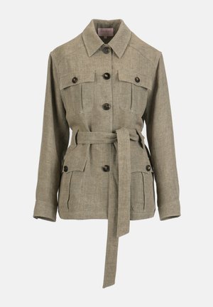 Béžová dlhá bunda s gombíkmi, golierom, štyrmi prednými vreckami s klapkami a zodpovedajúcim látkovým opaskom zviazaným v páse.