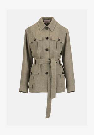 Jachetă bej cu mâneci lungi, cu nasturi și guler, patru buzunare frontale cu clapete și o centură asortată din material, legată în talie.