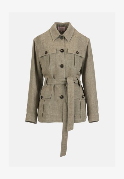 Bézs, hosszú ujjú, gombos dzseki gallérral, négy elülső cipzáras zsebbel és hozzáillő anyagövvel a deréknál megkötve.