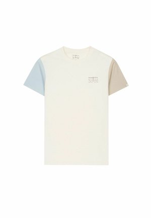 Camiseta de manga corta con cuerpo blanco, manga izquierda azul claro, manga derecha beige y pequeño logo en el lado izquierdo del pecho.