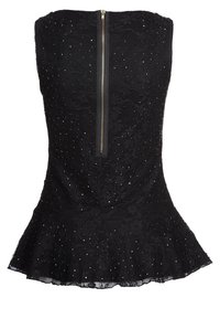 Top peplum negro con textura de encaje floral, adornado con pequeños brillantes. Presenta un cierre en la parte posterior y un dobladillo acampanado. Acabado suave.