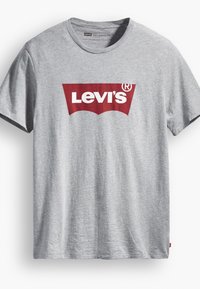 Harmaa puuvillainen t-paita, jossa on suuri punainen Levi's-logo kaarevassa muodossa, pyöreä kaula-aukko ja lyhyet hihat. Sileä pinta ja rento istuvuus.