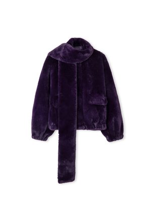 Veste en fausse fourrure violet foncé avec une longue écharpe attachée, des poignets élastiques, des poches avant et une coupe légèrement courte.