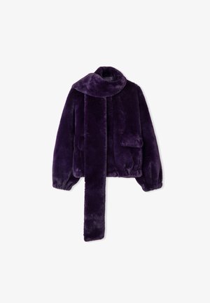 Veste en fausse fourrure violet foncé avec une longue écharpe attachée, des poignets élastiques, des poches avant et une coupe légèrement courte.