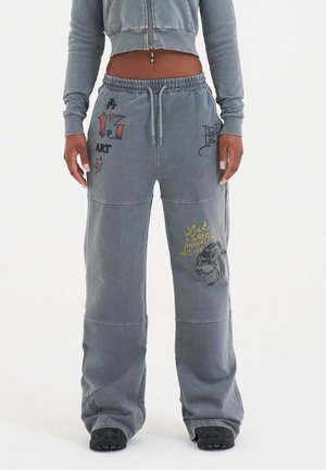 TATTOO COLLAGE SEAM DETAIL WIDE LEG JOGGERS - Trainingsbroek - charcoal