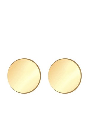 Dwa małe, okrągłe, polerowane złote kolczyki na sztyft na białym tle.