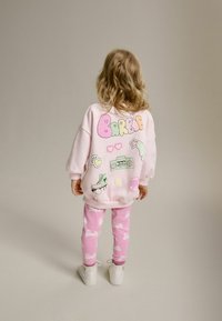 Next BARBIE CREW SET  - REGULAR FIT - Retuusid - püksid - pink