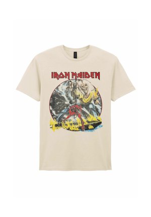 Beige lyhythihainen T-paita, jossa on Iron Maidenin logo ja etupuolella ympyränmuotoisessa kuvituksessa liekehtivä luurankohahmo.