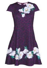 Lila klänning med svart leopardmönster, korta ärmar, utsvängd kjol och vit blommig design vid halsringning och nederkant, med en dragkedja bak.