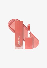 Rouge à lèvres liquide mat corail avec applicateur et trace assortie en arrière-plan, étiqueté "MOIRA" sur le contenant.