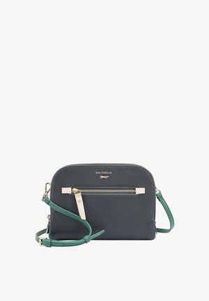 Donkergrijze leren crossbody tas met gouden hardware, een voorzak met rits en een contrasterende teal schouderband. Soepele textuur, afgerond ontwerp.