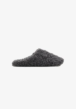 Grijze slipper met een gestructureerde, fuzzy buitenkant. Sluiting aan de achterkant, zacht materiaal en afgeronde vorm voor comfort. Geen zichtbare hardware of patronen.