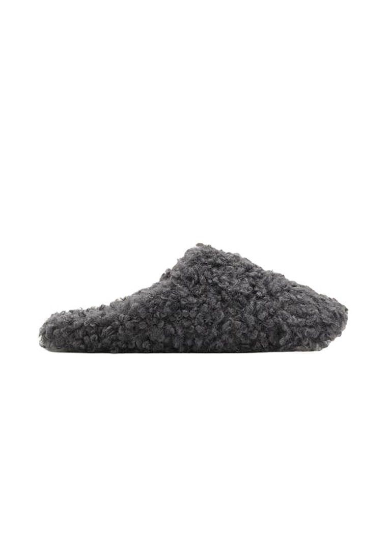Grijze slipper met een gestructureerde, fuzzy buitenkant. Sluiting aan de achterkant, zacht materiaal en afgeronde vorm voor comfort. Geen zichtbare hardware of patronen.