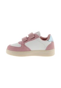 Scarpa da ginnastica per bambini con corpo in pelle bianca, dettagli in camoscio rosa, due cinturini a strappo e suola in gomma beige chiaro. Vista laterale.