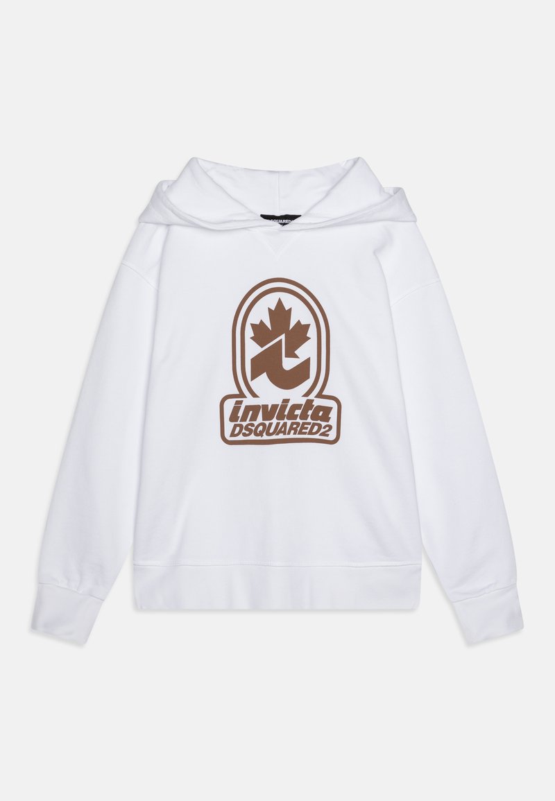 Bílá mikina s kapucí, která se vyznačuje velkým hnědým logem s designem javorového listu a textem "invicta DSQUARED2" uprostřed.