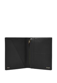 Portafoglio in pelle nera con una superficie liscia. Presenta accenti di testo dorato "QUESTO" e "QUELLO", una tasca con zip e più slot per carte.