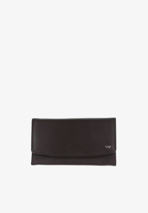 Portefeuille en cuir brun foncé avec une fermeture à rabat et un petit emblème argenté dans le coin inférieur droit, présenté sur fond blanc.