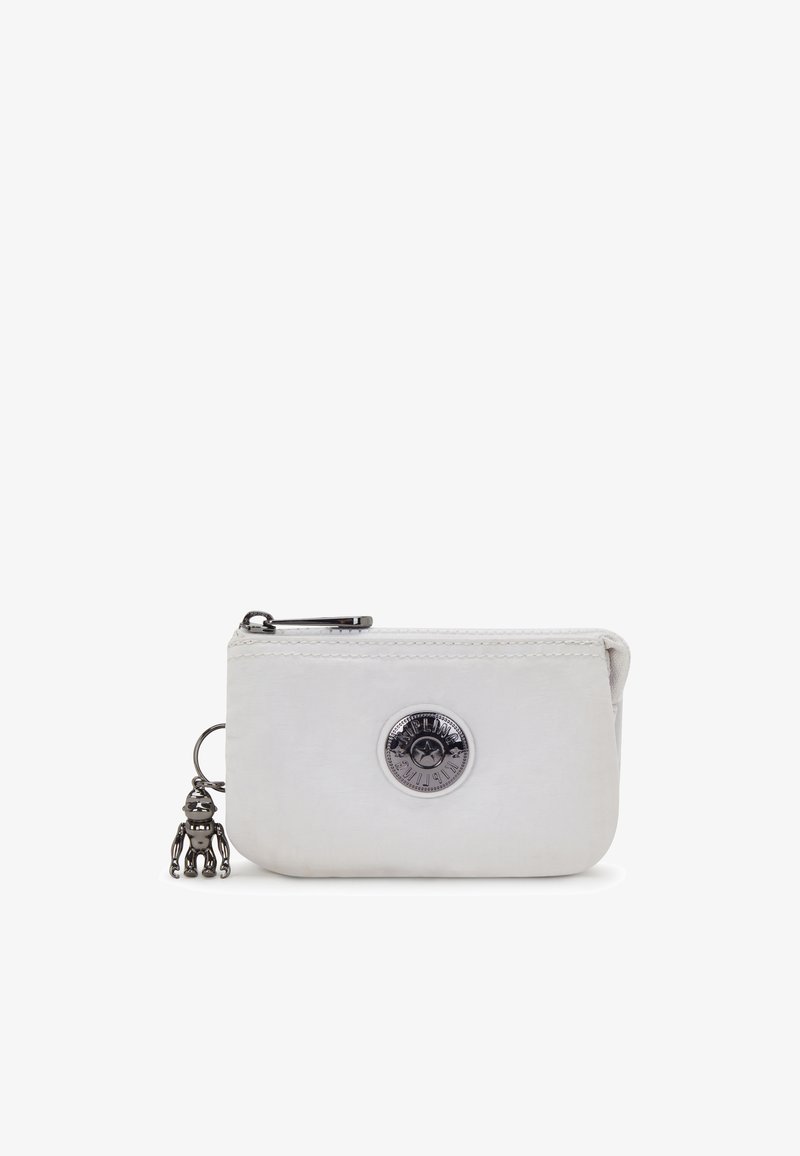 Vit läderplånbok med dragkedjestängning, prydd med en rund silverlogo och en liten metallnyckelring i form av en apa.