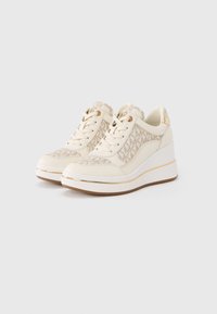 Ténis de cunha bege com frente de atacadores, painéis de tecido estampado com logótipo repetido e detalhes em dourado nos calcanhares e solas.