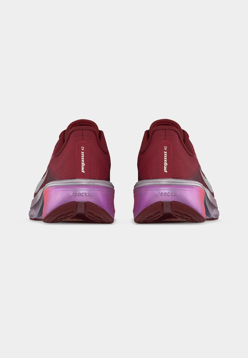 Paire de chaussures de course bordeaux vue de dos, avec une semelle dégradée rose et un logo blanc sur les languettes du talon.