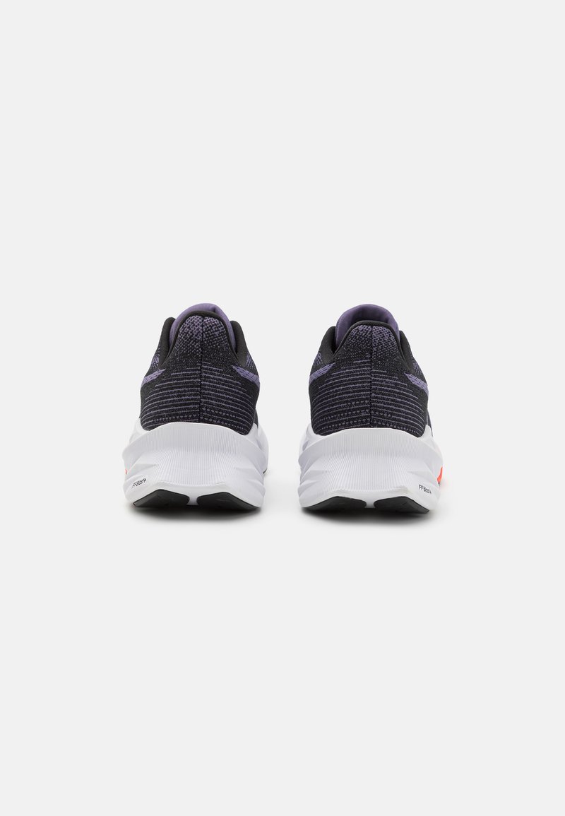 Schwarze und lila Laufschuhe mit einem strukturierten Mesh-Obermaterial, weißer Zwischensohle und schwarzer Gummisohle, die mit minimalem Branding und einem eleganten Design ausgestattet sind.