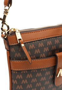 Brun läder och mönstrad syntetisk crossbody-väska med guldhårdvara, dragkedjestängning och en framficka med magnetknäppning.