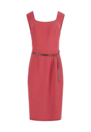 Abito corallo senza maniche, lungo fino al ginocchio, con scollo quadrato, vita aderente e sottile cintura a catena dorata morbida attorno ai fianchi.