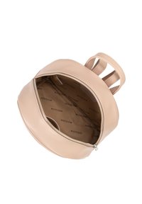Sac à dos rond en cuir beige avec fermeture éclair, présentant un extérieur texturé, des poignées supérieures doubles et un intérieur doublé en tissu avec un motif de logo.