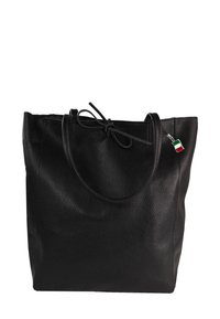 Sac fourre-tout en cuir noir avec une surface texturée, un design spacieux, des poignées doubles et un charm décoratif en forme de drapeau italien.
