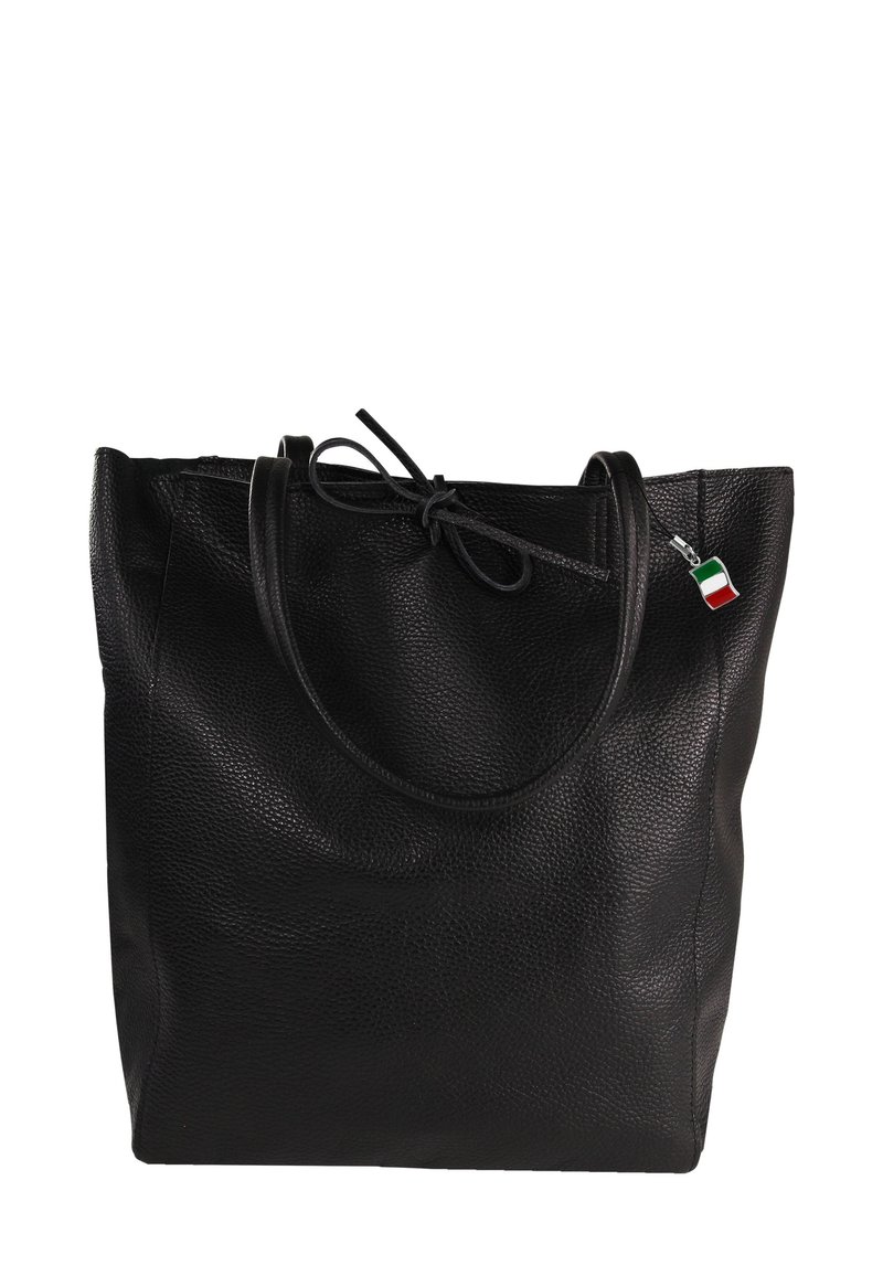 Sac fourre-tout en cuir noir avec une surface texturée, un design spacieux, des poignées doubles et un charm décoratif en forme de drapeau italien.