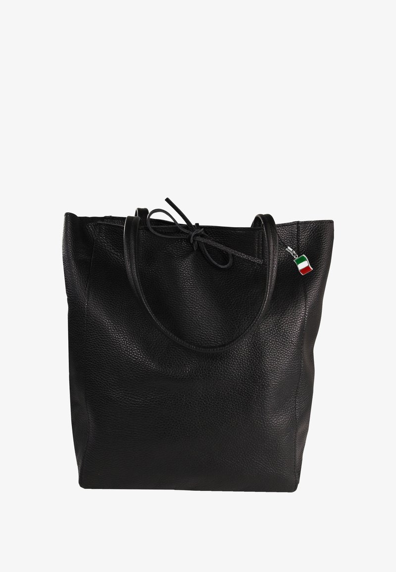 Zwarte leren tote bag met een gestructureerd oppervlak, ruim ontwerp, dubbele handgrepen en een decoratieve Italiaanse vlag charm.