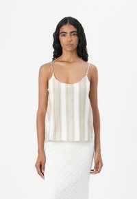 Stripet beige og hvit tanktop med tynne stropper, som har en rund utringning og løs passform. Stoffet ser lett og mykt ut.