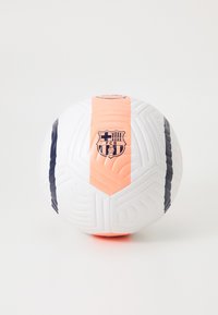 FC Barcelona fodbold med en hvid overflade, orange og marineblå striber, tekstureret hexagonal mønster og klublogoet fremtrædende vist.