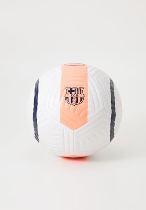 Pallone da calcio del FC Barcelona con una superficie bianca caratterizzata da strisce arancioni e blu scuro, un motivo esagonale testurizzato e il logo del club ben visibile.