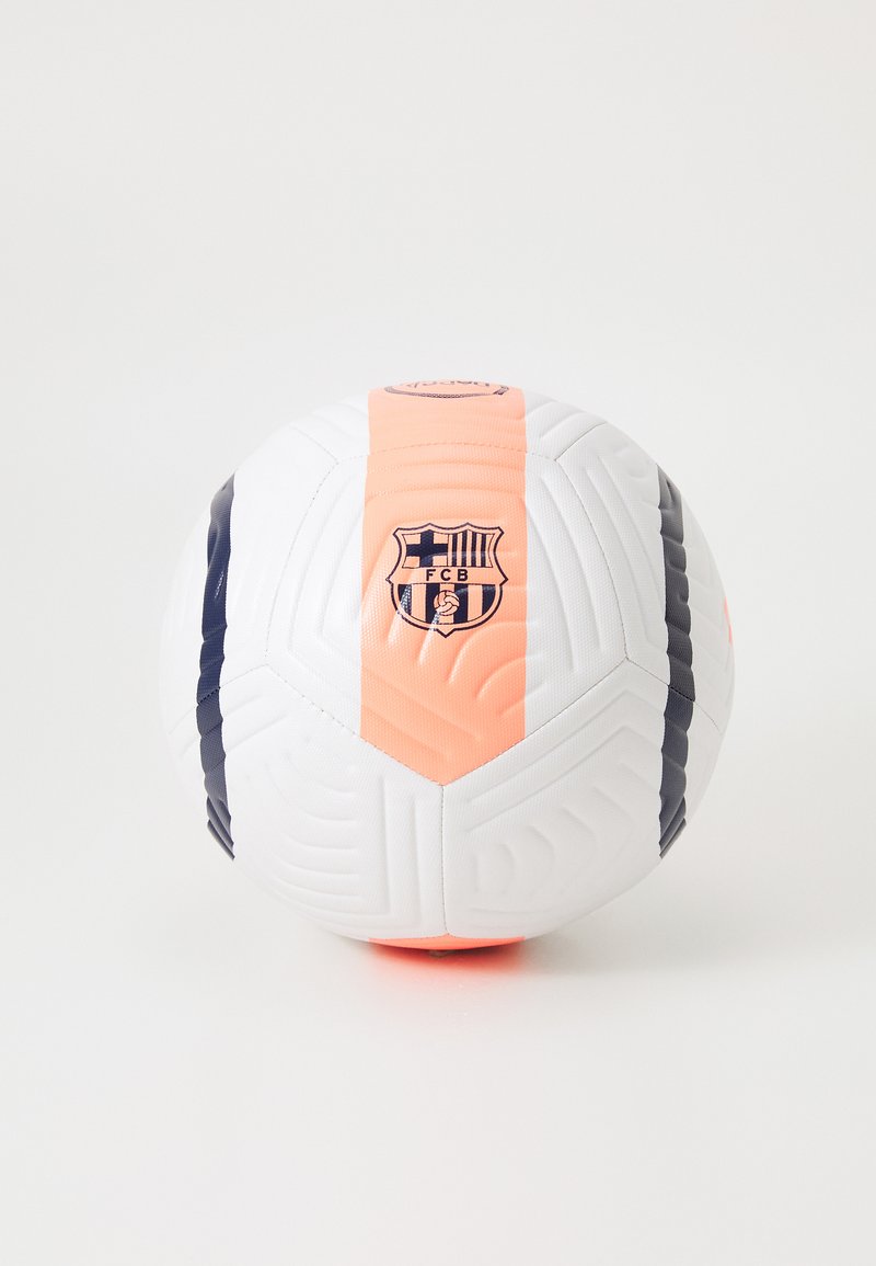 FC Barcelona fodbold med en hvid overflade, orange og marineblå striber, tekstureret hexagonal mønster og klublogoet fremtrædende vist.