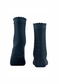 Ciemnoniebieskie, dziane skarpetki z teksturowanym wzorem w romby, falbaniastą krawędzią u góry i długości do kostki, wykonane z miękkiego, elastycznego materiału.