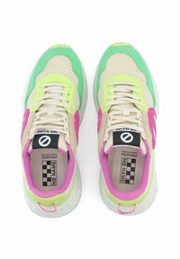 Baskets en mesh beige avec des accents vert fluo et rose. Les détails notables incluent un intérieur à motifs et une semelle translucide épaisse.