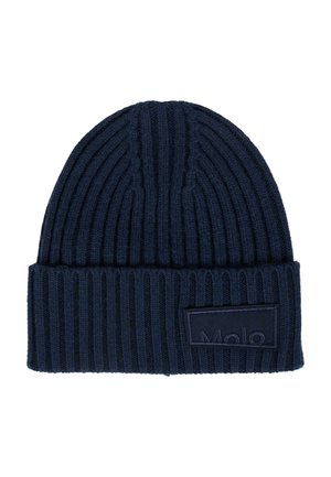 Bonnet en tricot bleu marine avec une texture côtelée et un revers, orné d'une étiquette sombre avec "Molo" embossé.