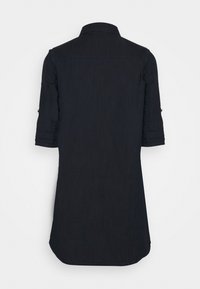 Ciemnoniebieska koszula sukienkowa z kołnierzykiem, rękawami o długości trzech kwartałów i lekko zaokrąglonym dołem. Posiada guziki do podwinięcia rękawów.