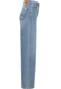 Jeans in denim blu chiaro con un design a gamba dritta, dotati di una toppa in pelle marrone sulla vita posteriore e dettagli di cucitura in contrasto.