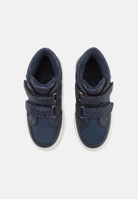 Sneakers per bambini blu navy con due cinturini in velcro, collo imbottito e dettagli luccicanti testurizzati sui cinturini; suola in gomma bianca.