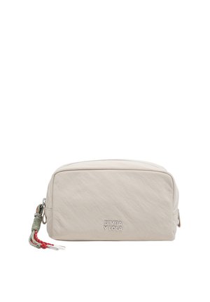 Funda rectangular de cremallera en beige claro con el logo en relieve "BIMBA Y LOLA" y tirador trenzado en rojo y verde.