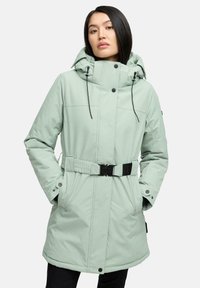 Parka de couleur vert clair avec une taille cintrée, une grande capuche, des poches zippées et des boutons-pression. Tissu lisse avec des cordons de serrage réglables.