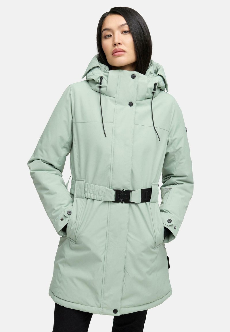 Parka de couleur vert clair avec une taille cintrée, une grande capuche, des poches zippées et des boutons-pression. Tissu lisse avec des cordons de serrage réglables.