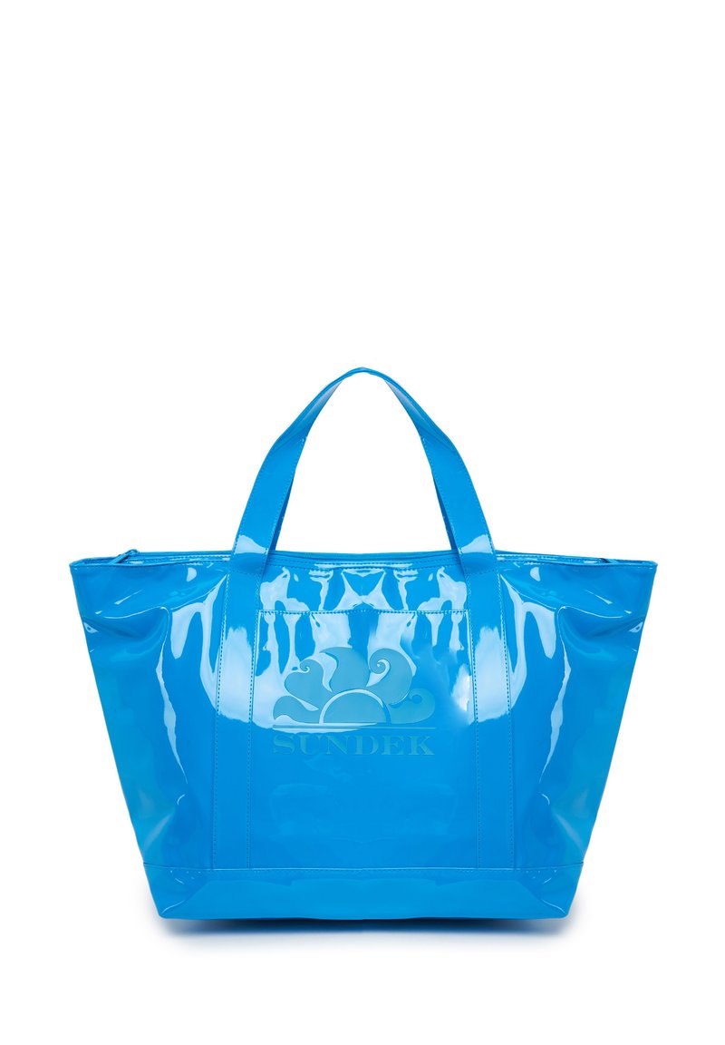Borsa tote blu lucida con due manici, caratterizzata dal logo SUNDEK e da un motivo ondulato in rilievo sulla parte anteriore. Chiusura con zip.