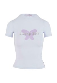 Lyseblå, tettsittende t-skjorte med korte ermer, med et stort lavendel sommerfugldesign og teksten "Lucky Girl" i sølv. Glatt bomullsmateriale.