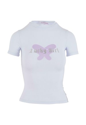 Jasnoniebieska, dopasowana koszulka z krótkim rękawem, z dużym wzorem lawendowego motyla oraz napisem "Lucky Girl" w kolorze srebrnym. Gładki materiał bawełniany.